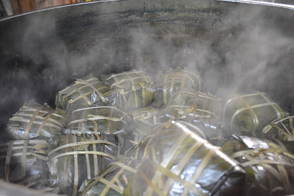 Lâu nay, làng Tranh Khúc đã chuyển từ luộc bánh chưng bằng bếp củi sang bếp điện. Sử dụng bếp điện giúp bảo vệ môi trường và sức khỏe người dân.